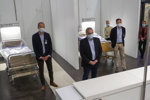 Hanover, 11 04 2020, Minister of State to the Federal Chancellor Hendrik Hoppenstedt visits the operational, makeshift hospital for corona patients with the President of the Region, Hauke Jagau,