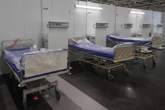 Hanover, 11 04 2020, Minister of State at the Federal Chancellor Hendrik Hoppenstedt visits the operational, makeshift hospital for corona patients, empty hospital bed, together with Regional President Hauke Jagau,
