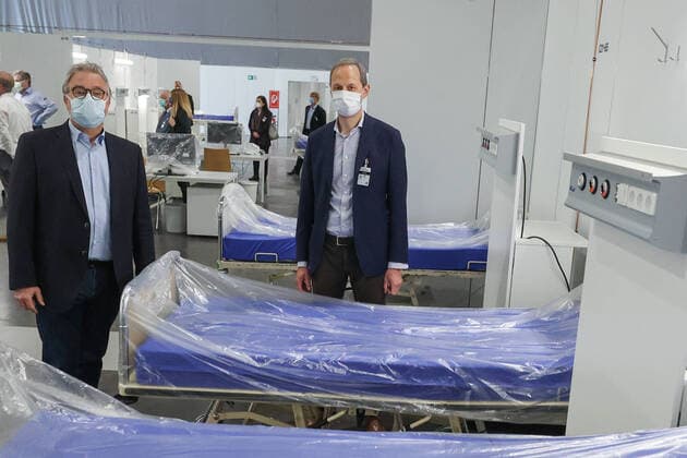 Hanover, 11 04 2020, Minister of State to the Federal Chancellor Hendrik Hoppenstedt visits the operational, makeshift hospital for corona patients with the President of the Region, Hauke Jagau,