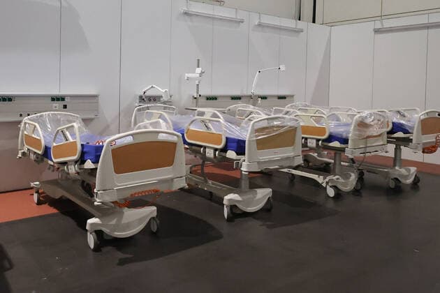Hanover, 11 04 2020, Minister of State to the Federal Chancellor Hendrik Hoppenstedt visits the operational, makeshift hospital for corona patients with the President of the Region, Hauke Jagau,