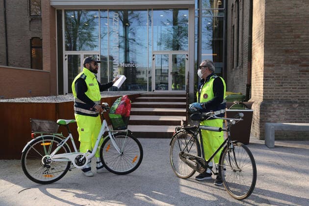 Cavezzo (Mo). Civil Protection volunteers ride bicycles to distribute the masks necessary to contain the spread of Coronavirus (ROBERTO BRANCOLINI Fotogramma, Modena - 2020-04-11) p.s. la foto e utilizzabile nel rispetto del contesto in cui e stata scattata, e senza intento diffamatorio del decoro delle persone rappresentate  Copyright: xROBERTOxBRANCOLINIx xFOTOGRAMMAx