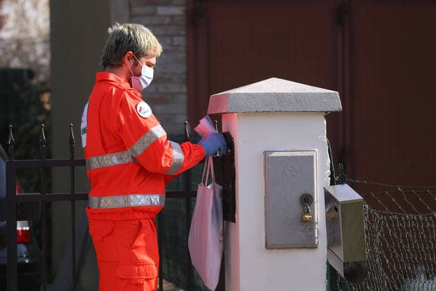 San Prospero (Mo). Anpas volunteers distribute door-to-door the necessary masks to contain the spread of Coronavirus (ROBERTO BRANCOLINI Fotogramma, Modena - 2020-04-11) p.s. la foto e utilizzabile nel rispetto del contesto in cui e stata scattata, e senza intento diffamatorio del decoro delle persone rappresentate  Copyright: xROBERTOxBRANCOLINIx xFOTOGRAMMAx