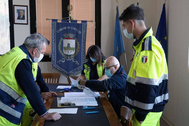 Cavezzo (Mo). Civil Protection volunteers meeting to coordinate the distribution of the masks to contain the spread of Coronavirus (ROBERTO BRANCOLINI Fotogramma, Modena - 2020-04-11) p.s. la foto e utilizzabile nel rispetto del contesto in cui e stata scattata, e senza intento diffamatorio del decoro delle persone rappresentate  Copyright: xROBERTOxBRANCOLINIx xFOTOGRAMMAx
