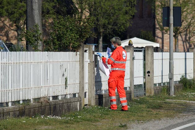 San Prospero (Mo). Anpas volunteers distribute door-to-door the necessary masks to contain the spread of Coronavirus (ROBERTO BRANCOLINI Fotogramma, Modena - 2020-04-11) p.s. la foto e utilizzabile nel rispetto del contesto in cui e stata scattata, e senza intento diffamatorio del decoro delle persone rappresentate  Copyright: xROBERTOxBRANCOLINIx xFOTOGRAMMAx