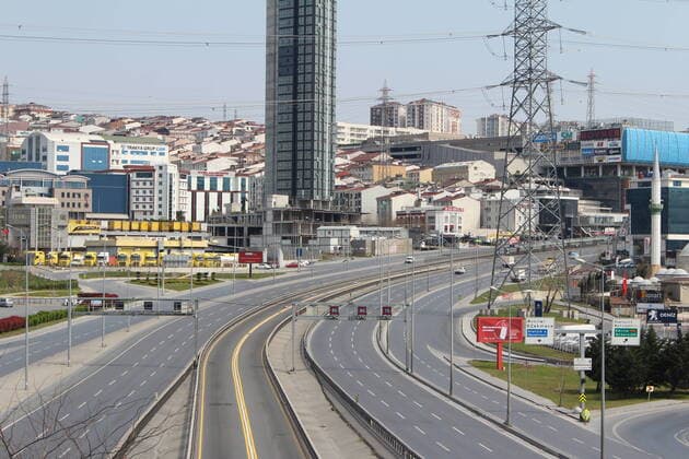 News Bilder des Tages As a Coronavirus protection Turkey strated a curfew from saturday 00:01 for 31 big citys that starts with Istanbul effective immediately. On saturday the streets of Istanbul was really bare. It seems like the people are implementing the curfew , Istanbul , Turkey on April 11 , 2020. 