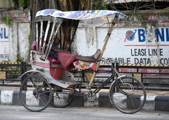 April 11, 2020, Guwahati, Assam, India: A rickshaw puller sleeping in his rickshaw, during the nationwide lockdown to curb the spread of coronavirus, in Guwahati. Guwahati India - ZUMAt232 20200411_zip_t232_015 Copyright: xDavidxTalukdarx