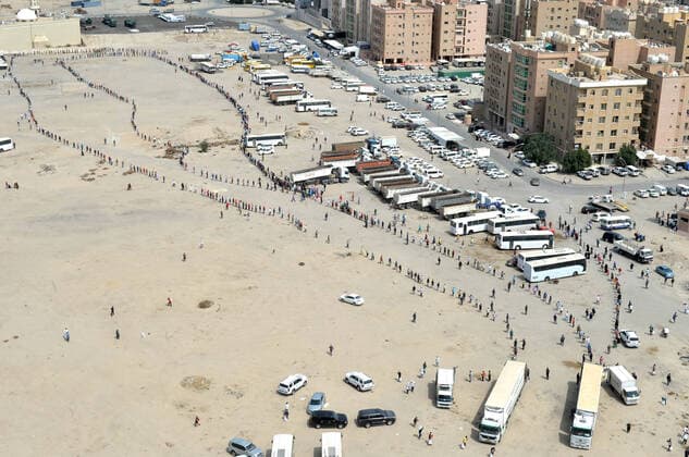 News Bilder des Tages (200411) -- AHMADI GOVERNORATE, April 11, 2020 (Xinhua) -- Residents of area of Mahboula queue up to receive food after the area was locked down by the government to curb the spread of novel coronavirus, in Ahmadi Governorate, Kuwait, April 11, 2020. The Kuwaiti government has decided to impose a complete lockdown on the areas of Mahboula and Jleeb Al-Shuyoukh for two weeks. Kuwait reported on Saturday 161 new COVID-19 cases, bringing the total number of confirmed cases in the country to 1,154, the Health Ministry said in a statement. (Photo by Asad Xinhua) KUWAIT-AHMADI GOVERNORATE-FOOD DISTRIBUTION 