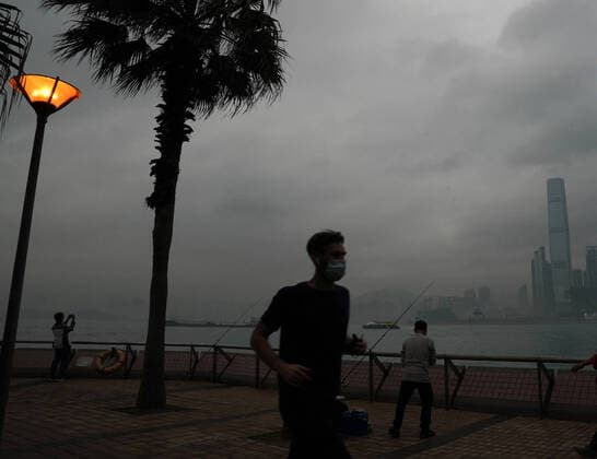 Coronavirus, Eindrücke aus Hongkong (200411) -- HONG KONG, April 11, 2020 -- A man wearing mask jogs in Hong Kong, south China, April 11, 2020. Hong Kong s Center for Health Protection (CHP) reported on Saturday that 11 COVID-19 cases were confirmed in the past 24 hours, bringing the total infections in the region to 1,000. ) CHINA-HONG KONG-COVID-19-CASE (CN) LixGang 