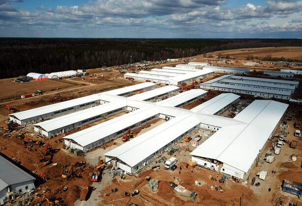 News Bilder des Tages MOSCOW, RUSSIA - APRIL 11, 2020: An aerial view of the construction site of a new infectious diseases hospital for COVID-19 coronavirus patients by the village of Golokhvastovo. Mikhail Japaridze TASS  TS0D552C