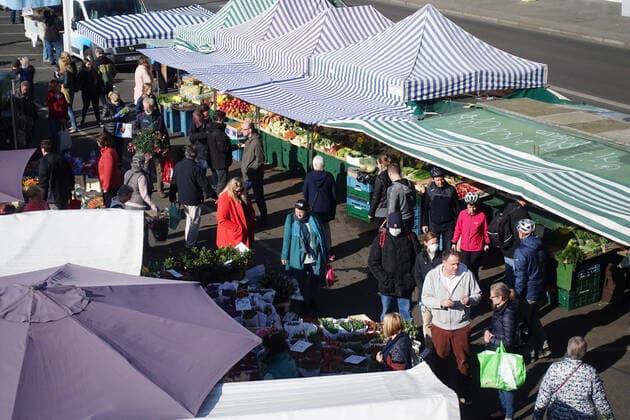 11 04 2020, Berlin, GER People at the weekly market at Kranoldplatz Everyday life, offer, supervision, outside, outdoor, outdoor shot, Berlin, German, Germany, shopping, shopping, retail, retail, Europe, European, European, spring, spring