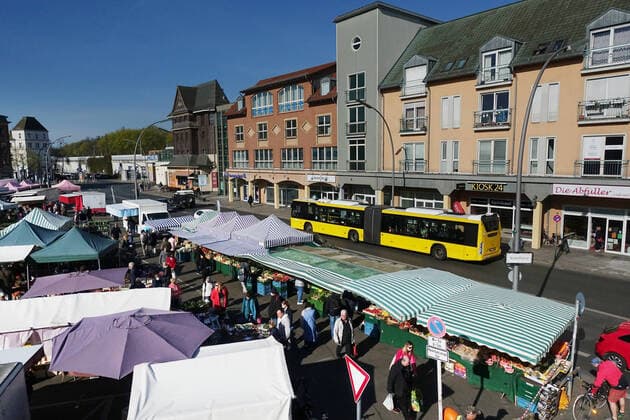 11 04 2020, Berlin, GER People at the weekly market at Kranoldplatz Everyday life, offer, supervision, outside, outdoor, outdoor shot, Berlin, bus, BVG, BVG bus, german, germany, shopping, shoppi