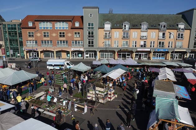 11 04 2020, Berlin, GER People at the weekly market on Kranoldplatz Everyday life, offer, supervision, outside, outdoor, outdoor shot, Berlin, German, Germany, shopping, shopping, retail, retail, Europe, European,