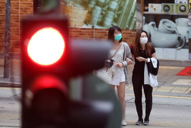 Coronavirus, Eindrücke aus Hongkong (200411) -- HONG KONG, April 11, 2020 -- People wearing masks walk on a street in Hong Kong, south China, April 11, 2020. Hong Kong s Center for Health Protection (CHP) reported on Saturday that 11 COVID-19 cases were confirmed in the past 24 hours, bringing the total infections in the region to 1,000. ) CHINA-HONG KONG-COVID-19-CASE (CN) LixGang 