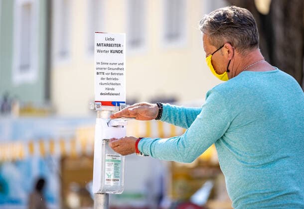 Lienz TOPIC PICTURE In Austria, due to the Covid 19 pandemic, exit restrictions, entry bans and other regulations that affect everyday life apply Here in the picture Disinfection at the entrance to the city market Lienz on Saturday April 11, 2019 In Austria, due to the Covid 19 pandemic, exit restrictions, entry bans and other regulations that affect everyday life apply Here in the pictu  EP_gro