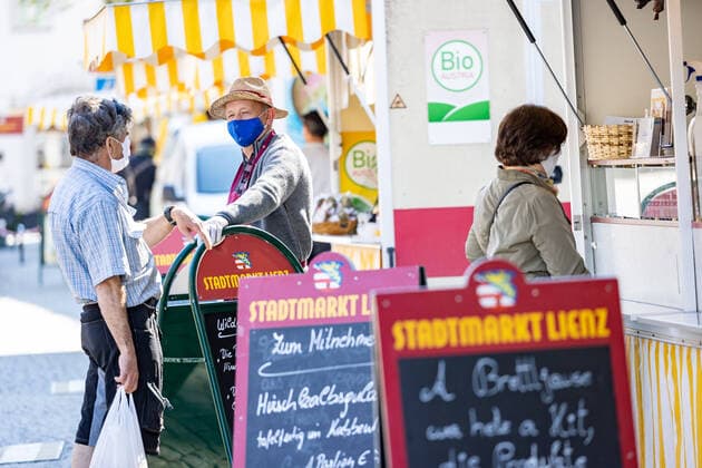 Lienz THEME PICTURE Due to the Covid 19 pandemic, exit restrictions, entry bans and other regulations that affect everyday life apply Here in the picture city market Lienz on Saturday April 11, 2019 In Austria, due to the Covid 19 pandemic, exit restrictions, entry bans and other regulations that affect everyday life apply Here in the picture city market Lienz on Saturday April 11, 2019  EP_gro