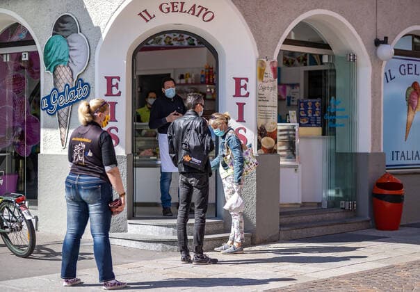 Lienz THEMENBILD In Austria, due to the Covid 19 pandemic, there are exit restrictions, bans on entry and other regulations that interfere with everyday life. Here in the picture, customers are waiting in front of an ice-cream parlour for the  EP_gro