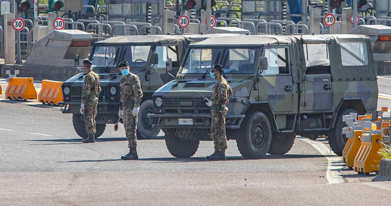 Bergamo Coronavirus - Army and Police checks intensified on Easter; the streets are deserted (Foto Sergio Agazzi Fotogramma, Bergamo - 2020-04-11) p.s. la foto e utilizzabile nel rispetto del contesto in cui e stata scattata, e senza intento diffamatorio del decoro delle persone rappresentate  Copyright: xFotox SergioxAgazzix xFOTOGRAMMAx