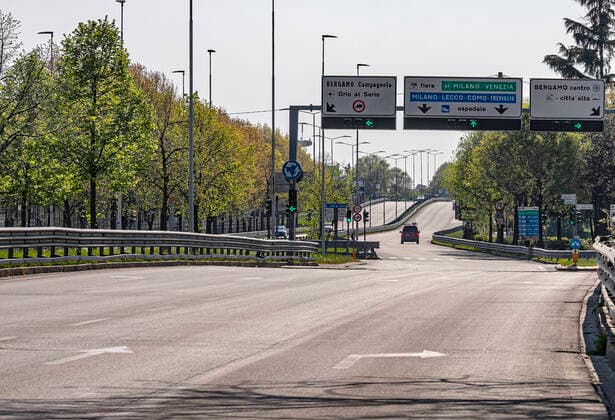 Bergamo Coronavirus - Army and Police checks intensified on Easter; the streets are deserted (Foto Sergio Agazzi Fotogramma, Bergamo - 2020-04-11) p.s. la foto e utilizzabile nel rispetto del contesto in cui e stata scattata, e senza intento diffamatorio del decoro delle persone rappresentate  Copyright: xFotox SergioxAgazzix xFOTOGRAMMAx