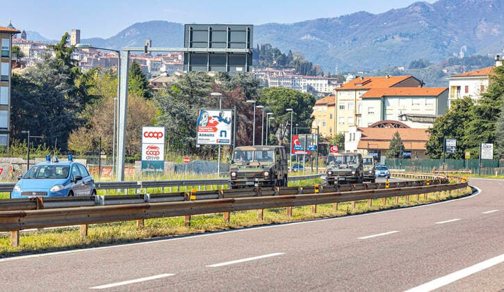 Bergamo Coronavirus - Army and Police checks intensified on Easter; the streets are deserted (Foto Sergio Agazzi Fotogramma, Bergamo - 2020-04-11) p.s. la foto e utilizzabile nel rispetto del contesto in cui e stata scattata, e senza intento diffamatorio del decoro delle persone rappresentate  Copyright: xFotox SergioxAgazzix xFOTOGRAMMAx