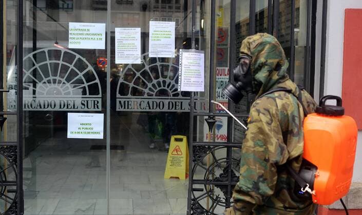 Spain: 29th day of alert status for CoVid-19 Gijon, SPAIN: A member of the Spanish Army disinfects one of the doors of the Market during the 29th day of the State of Alert in Spain, in Gijon, Spain on April 11, 2020. Gijon Asturias Spain Copyright: AlbertoxBrevers