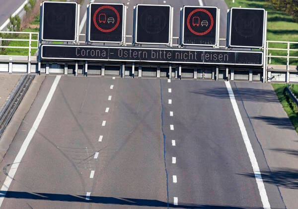 DEU, Germany, Baden Württemberg, Stuttgart, 11 04 2020 Motorway A8 near Stuttgart in times of the Corona pandemic There are only a few vehicles on the road An LED variable message sign warns not to make contact Corona Easter please do not travel