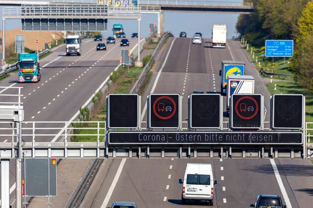 DEU, Germany, Baden Württemberg, Stuttgart, 11 04 2020 Motorway A8 near Stuttgart in times of the Corona pandemic There are only a few vehicles on the road An LED variable message sign warns not to make contact Corona Easter please do not travel