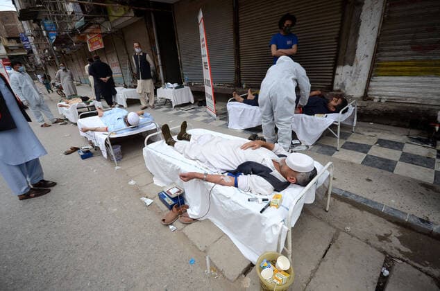 News Bilder des Tages Pakistan: Blood donation for Thalassemia patient People donate blood for Thalassemia patients who face an acute shortage of blood due to nation-wide lockdown to contain the outbreak of corona virus. Peshawar Pakistan Copyright: HussainxAli