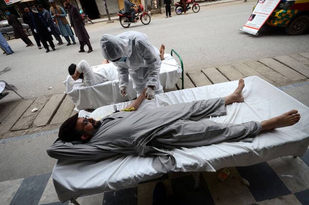 Pakistan: Blood donation for Thalassemia patient People donate blood for Thalassemia patients who face an acute shortage of blood due to nation-wide lockdown to contain the outbreak of corona virus. Peshawar Pakistan Copyright: HussainxAli