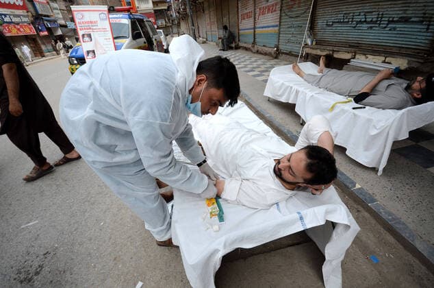 Pakistan: Blood donation for Thalassemia patient People donate blood for Thalassemia patients who face an acute shortage of blood due to nation-wide lockdown to contain the outbreak of corona virus. Peshawar Pakistan Copyright: HussainxAli
