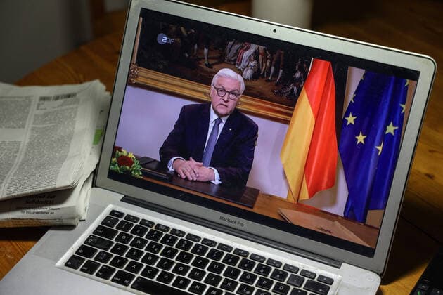 Television address by Federal President Frank Walter Steinmeier on how to deal with the Corona virus, called on a MacBook