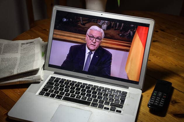 Television address by Federal President Frank Walter Steinmeier on how to deal with the Corona virus, called on a MacBook