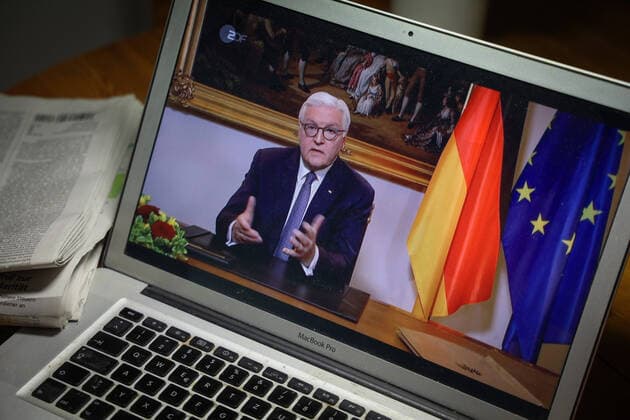 Television address by Federal President Frank Walter Steinmeier on how to deal with the Corona virus, called on a MacBook