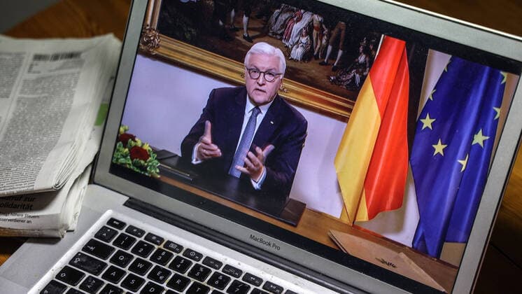 Television address by Federal President Frank Walter Steinmeier on how to deal with the Corona virus, called on a MacBook