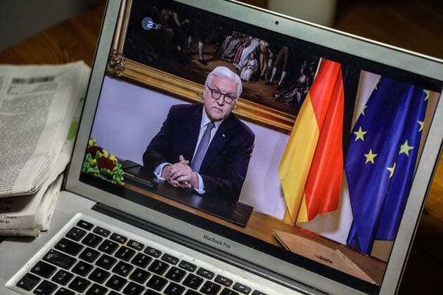 Television address by Federal President Frank Walter Steinmeier on how to deal with the Corona virus, called on a MacBook