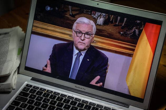 Television address by Federal President Frank Walter Steinmeier on how to deal with the Corona virus, called on a MacBook