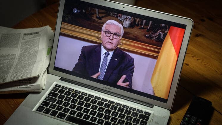 Television address by Federal President Frank Walter Steinmeier on how to deal with the Corona virus, called on a MacBook