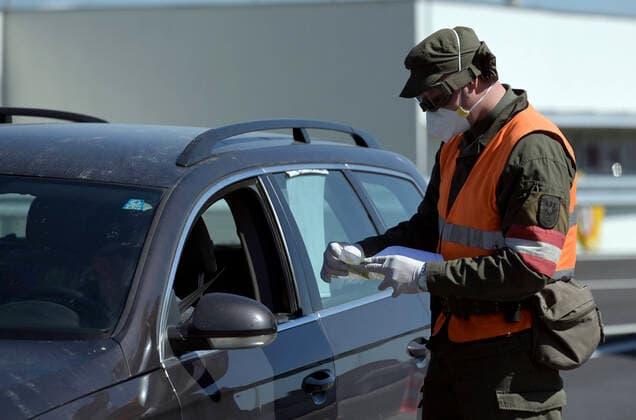 Nickelsdorf 07 04 2020, Nickelsdorf, AUT, Coronavirus crisis, border controls from Hungary to Austria, in the picture soldiers of the Austrian Armed Forces in security police assistance missions check vehicles and persons entering Austria from Hungary during Soldiers of the Austrian Armed Forces in security police assistance missions  EP_str