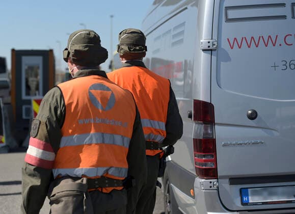 Nickelsdorf 07 04 2020, Nickelsdorf, AUT, Coronavirus crisis, border controls from Hungary to Austria, in the picture soldiers of the Austrian Armed Forces in security police assistance missions check vehicles and persons entering Austria from Hungary during Soldiers of the Austrian Armed Forces in security police assistance missions  EP_str