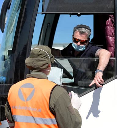 Nickelsdorf 07 04 2020, Nickelsdorf, AUT, Coronavirus crisis, border controls from Hungary to Austria, in the picture soldiers of the Austrian Armed Forces in security police assistance missions check vehicles and persons entering Austria from Hungary during Soldiers of the Austrian Armed Forces in security police assistance missions  EP_str