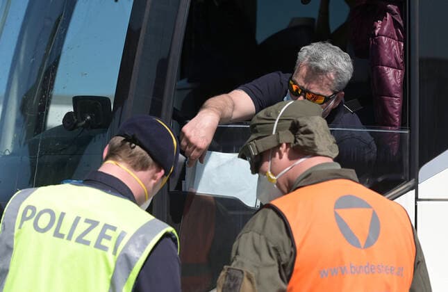 Nickelsdorf 07 04 2020, Nickelsdorf, AUT, Coronavirus crisis, border controls from Hungary to Austria, in the picture soldiers of the Austrian Armed Forces in security police assistance missions check vehicles and persons entering Austria from Hungary during Soldiers of the Austrian Armed Forces in security police assistance missions  EP_str