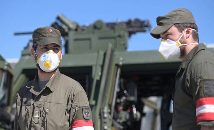 Nickelsdorf 07 04 2020, Nickelsdorf, AUT, Coronavirus crisis, border controls from Hungary to Austria, in the picture soldiers of the Austrian Armed Forces in security police assistance missions check vehicles and persons entering Austria from Hungary during Soldiers of the Austrian Armed Forces in security police assistance missions  EP_str
