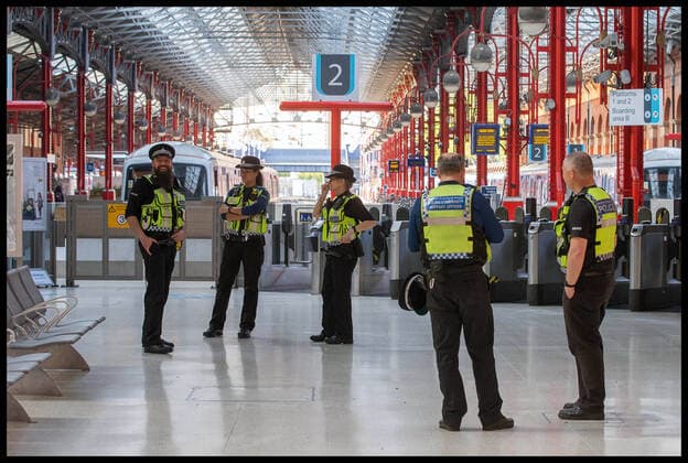 . 11 04 2020. London, United Kingdom. Corona Crisis London. British Transport Police officers with Community Support officers patrols deserted Marylebone Station.  xMartynxWheatleyx xi-Imagesx IIM-21013-0013