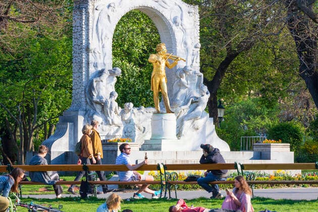 News Bilder des Tages park Stadtpark, Johann Strauß Monument, people at benches Wien, Vienna Wien Austria 01. Old Town