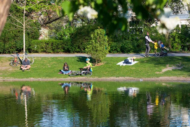 park Stadtpark, flowering trees, pond Stadtparkteich, stroller Wien, Vienna Wien Austria 01. Old Town