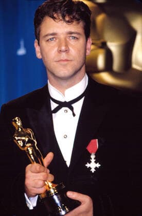 OSCARS. Bester Hauptdarsteller. PreistrÃ¤ger 2001-2010 Russell Crowe, (Armani Tuxedo) at the Academy Awards, 3 25 2001, by Robert Hepler For usage credit please use; Robert Hepler Everett Collection !ACHTUNG AUFNAHMEDATUM GESCHÃ„TZT! PUBLICATIONXNOTxINxCANxCHNxFRAxITAxJPNxNORxPOLxRUSxESPxUKxUSA Copyright: xRobertxHepler EverettxCollectionx PSDRUCR HR002