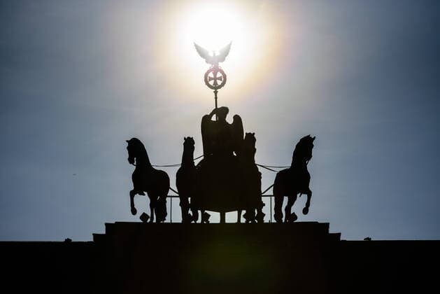 April 11, 2020: The silhouette of the Quadriga on the Brandenburg Gate can be seen against the sky of the setting sun in central Berlin. - ZUMAs172 20200411_zap_s172_001 Copyright: xJanxScheunertx