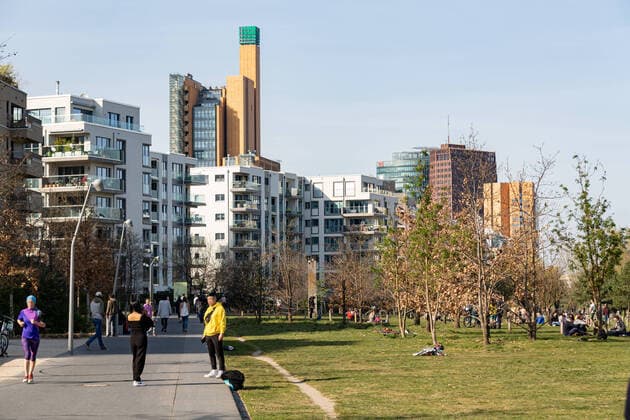Berliners mostly adhere to Corona contact rules at the O, Despite the exit restrictions due to Covid19 many parks are well filled with visitors The distance rules are mostly adhered to Here are pictures of the park at Gleisdreieck Berlin Berlin Deutschland