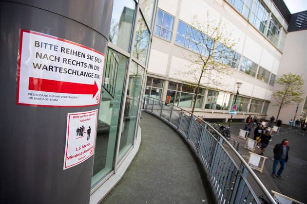 A long queue of waiting people in front of a DIY store in Berlin on 11 April 2020 The measures decided by the federal and state governments to slow down the spread of the coronavirus SARS CoV 2 will continue before Easter The debate about compulsory mouth protection and the effectiveness of masks continues in the public eye Coronavirus in Berlin