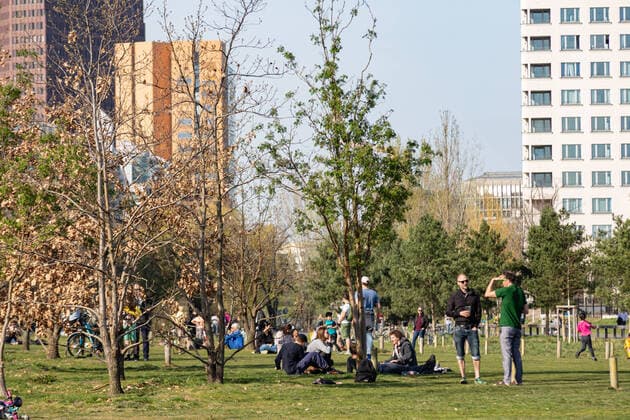 Berliners mostly adhere to Corona contact rules at the O, Despite the exit restrictions due to Covid19 many parks are well filled with visitors The distance rules are mostly adhered to Here are pictures of the park at Gleisdreieck Berlin Berlin Deutschland