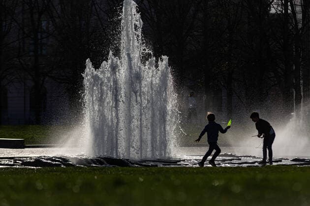 Berliners largely adhere to Corona Contact rules at the O, Despite the exit restrictions due to Covid19 many parks are well filled with visitors The distance rules are largely adhered to The fountain season has begun, gradually the water features in public spaces are being supplied with fresh water again Berlin Berlin Deutschland